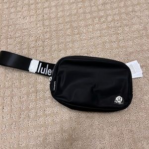 Lululemon everywhere belt bag with wordmark (NWT)